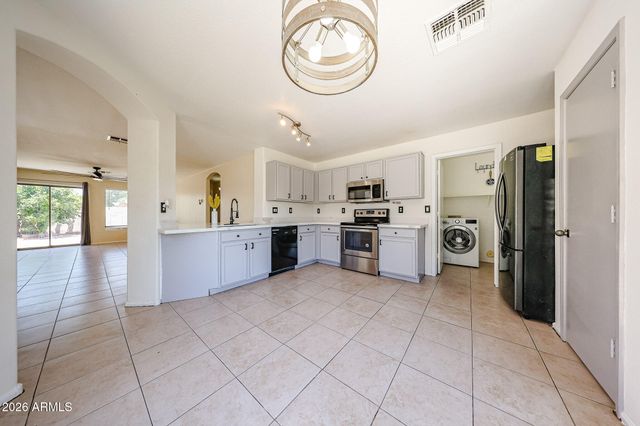 1098 E NARDINI Street, San Tan Valley, AZ 85140