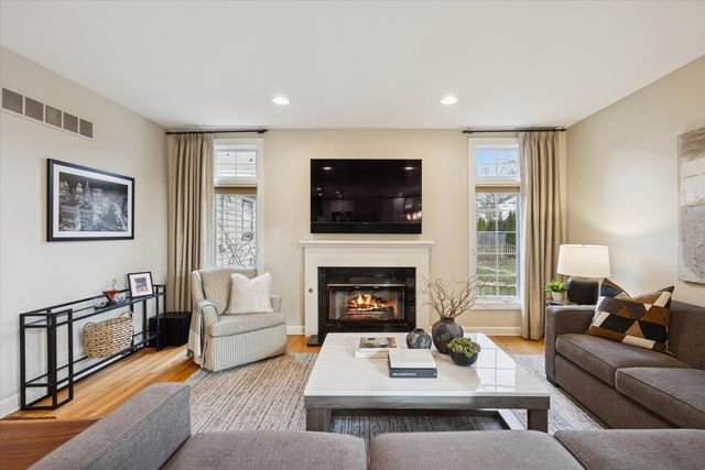 15 Gilbert Avenue, Clarendon Hills, IL 60514