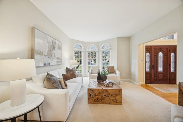 15 Gilbert Avenue, Clarendon Hills, IL 60514