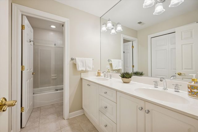 15 Gilbert Avenue, Clarendon Hills, IL 60514