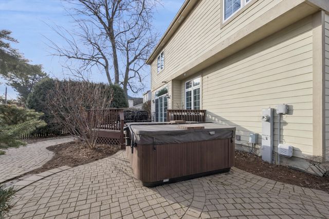 15 Gilbert Avenue, Clarendon Hills, IL 60514