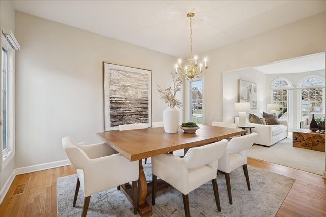 15 Gilbert Avenue, Clarendon Hills, IL 60514