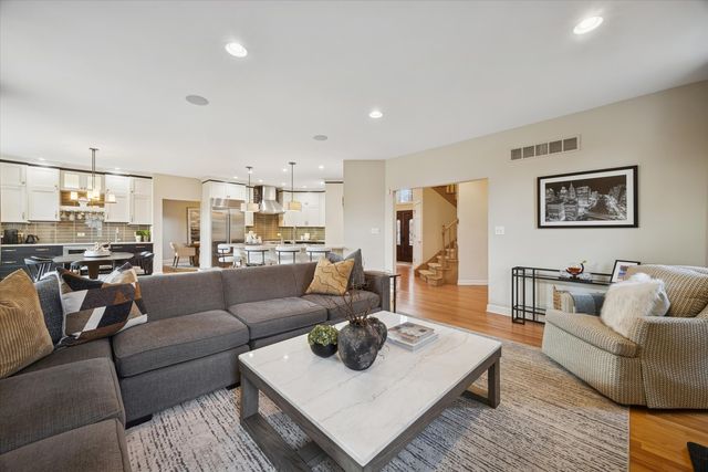 15 Gilbert Avenue, Clarendon Hills, IL 60514