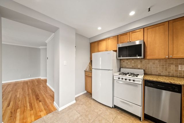 26 Commonwealth Ter 19, Boston, MA 02135