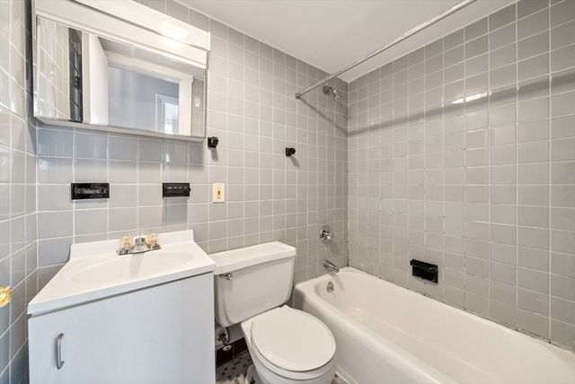 26 Commonwealth Ter 19, Boston, MA 02135