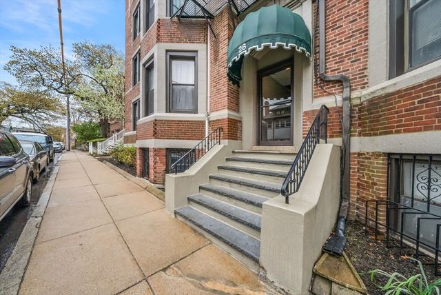 26 Commonwealth Ter 19, Boston, MA 02135
