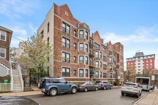 26 Commonwealth Ter 19, Boston, MA 02135