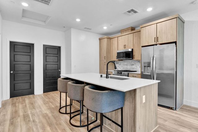 10964 N Honeysuckle Drive, Fresno, CA 93730