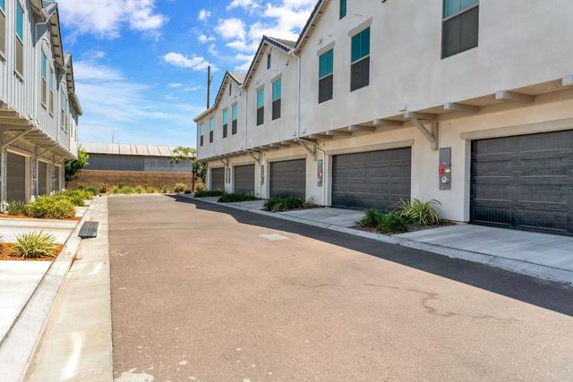 10964 N Honeysuckle Drive, Fresno, CA 93730