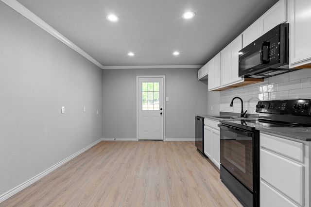 2132 Arbor Creek Drive, Carrollton, TX 75010