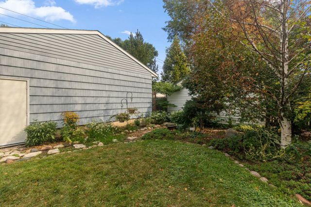 1586 Grotto Street N, Saint Paul, MN 55117