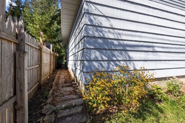 1586 Grotto Street N, Saint Paul, MN 55117