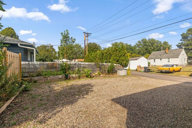 1586 Grotto Street N, Saint Paul, MN 55117