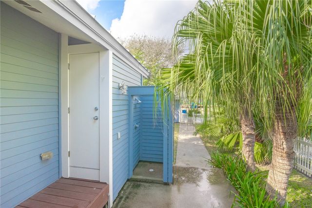 1417 S Water St, Rockport, TX 78382