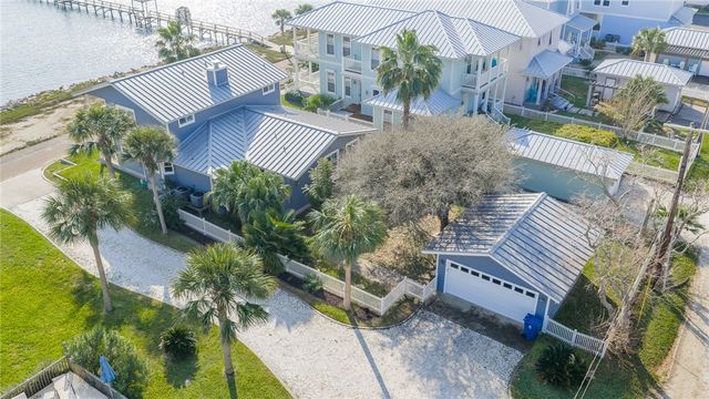 1417 S Water St, Rockport, TX 78382