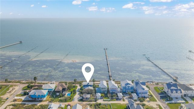 1417 S Water St, Rockport, TX 78382