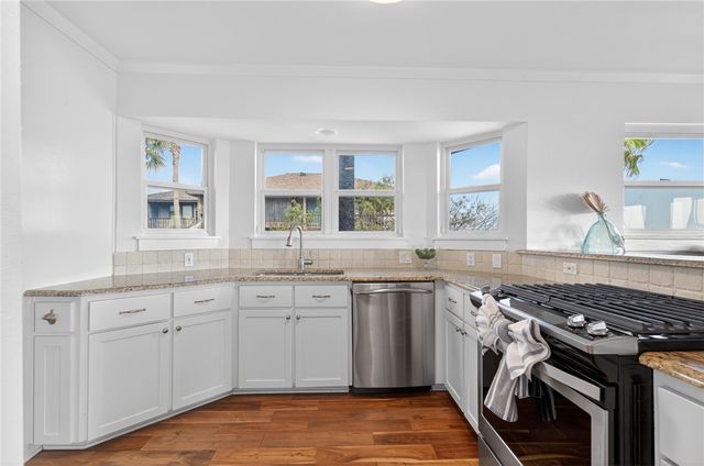 1417 S Water St, Rockport, TX 78382