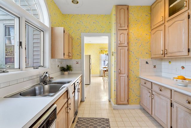 118 Sanders Ave, Lowell, MA 01851