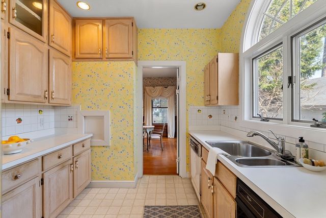 118 Sanders Ave, Lowell, MA 01851