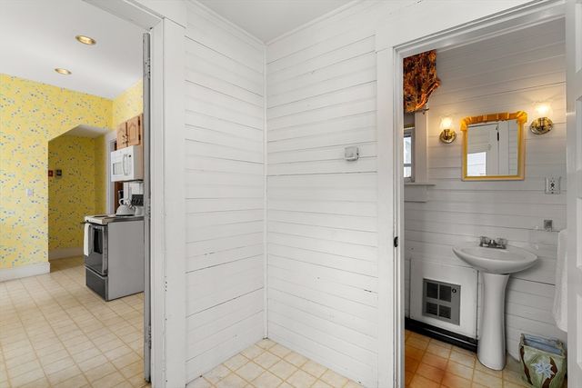 118 Sanders Ave, Lowell, MA 01851