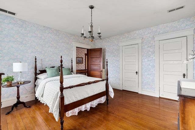 118 Sanders Ave, Lowell, MA 01851