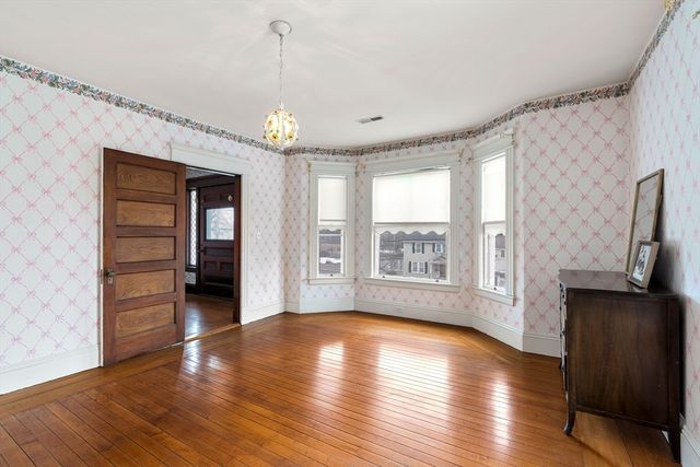 118 Sanders Ave, Lowell, MA 01851