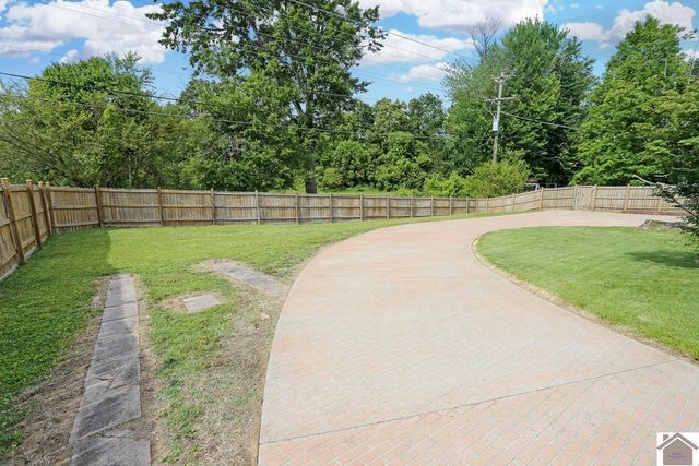 1511 Oxford Drive, Murray, KY 42071