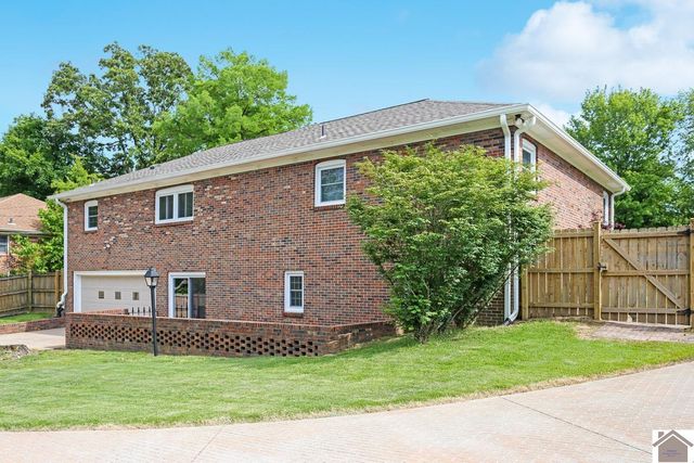 1511 Oxford Drive, Murray, KY 42071