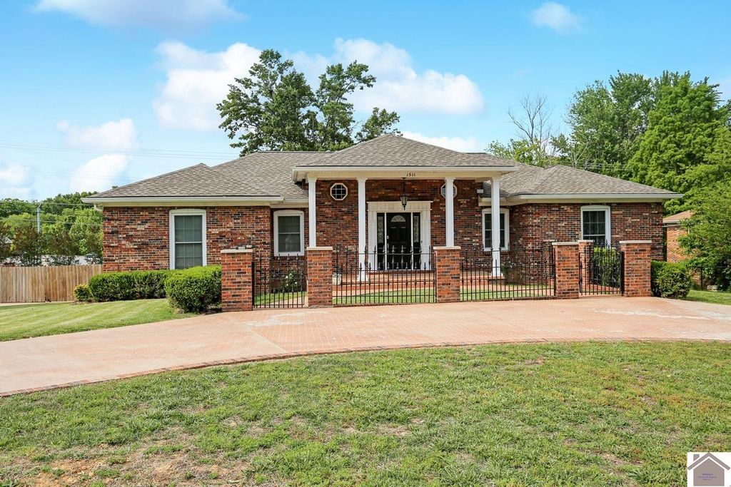 1511 Oxford Drive, Murray, KY 42071