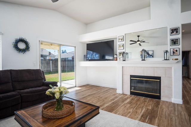 2417 E Omaha Avenue, Fresno, CA 93720