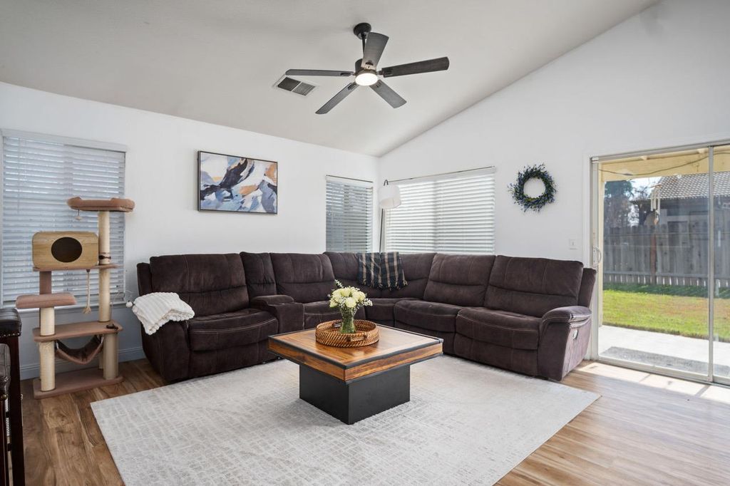 Image 14 of property listing at 2417 E Omaha Avenue, Fresno, CA 93720