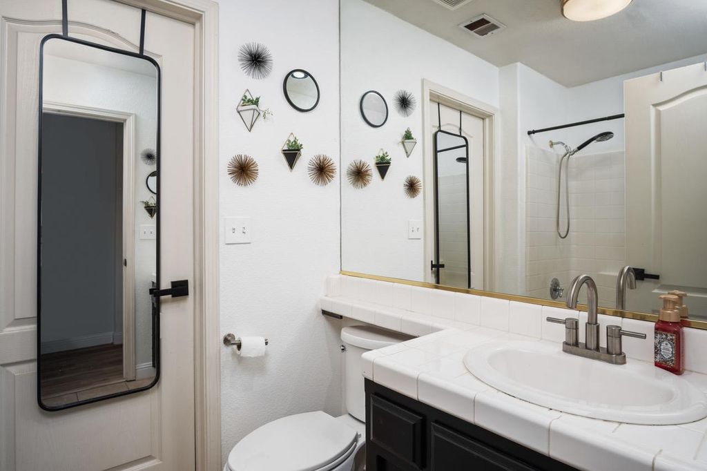 Image 18 of property listing at 2417 E Omaha Avenue, Fresno, CA 93720