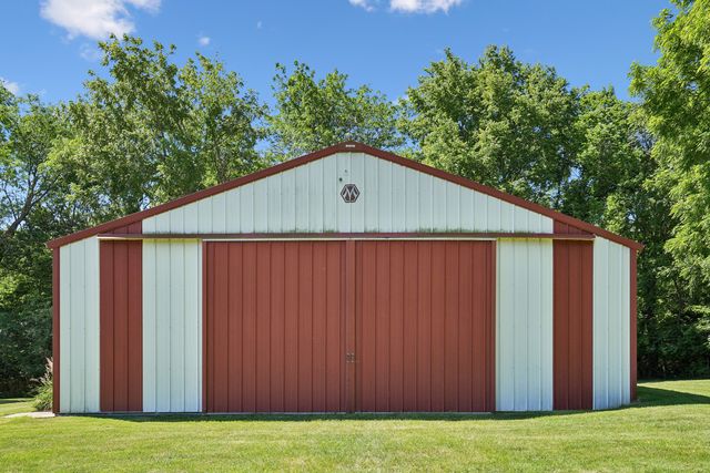 28053 214th Street, Le Claire, IA 52753