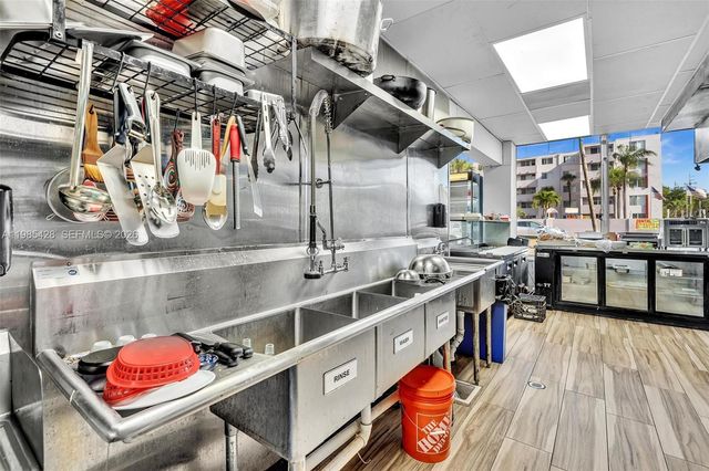 992 NE 167th St, North Miami Beach, FL 33162