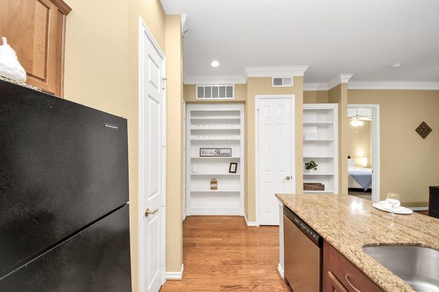 2400 Mccue Road 118, Houston, TX 77056