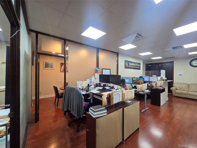 163-07 Depot Rd 101, Flushing, NY 11358
