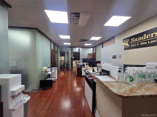 163-07 Depot Rd 101, Flushing, NY 11358