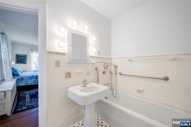 20 Paulin Boulevard, Leonia, NJ 07605