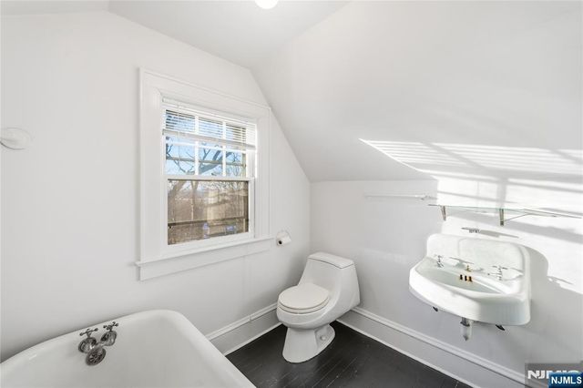 20 Paulin Boulevard, Leonia, NJ 07605