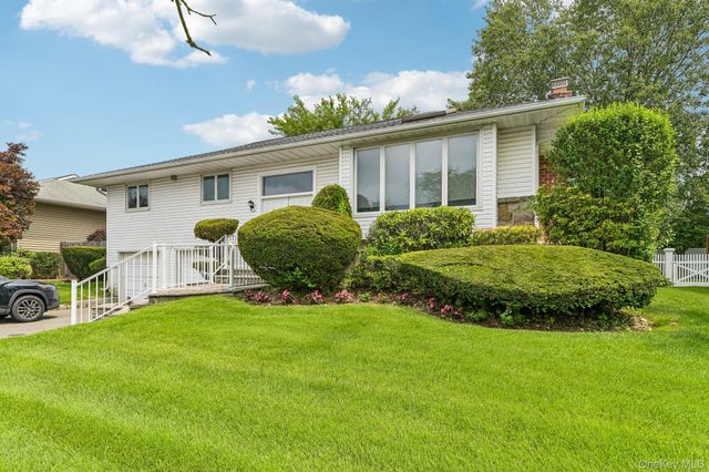 14 Gloria Place, Plainview, NY 11803