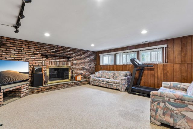 14 Gloria Place, Plainview, NY 11803