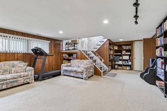 14 Gloria Place, Plainview, NY 11803