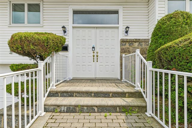 14 Gloria Place, Plainview, NY 11803