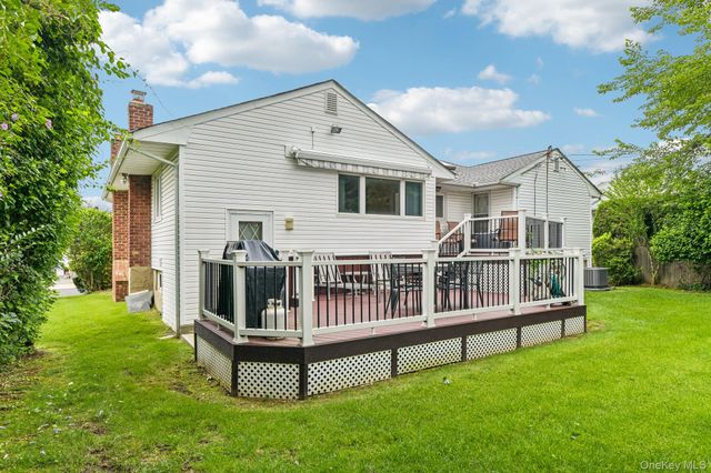 14 Gloria Place, Plainview, NY 11803