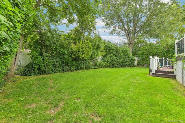 14 Gloria Place, Plainview, NY 11803