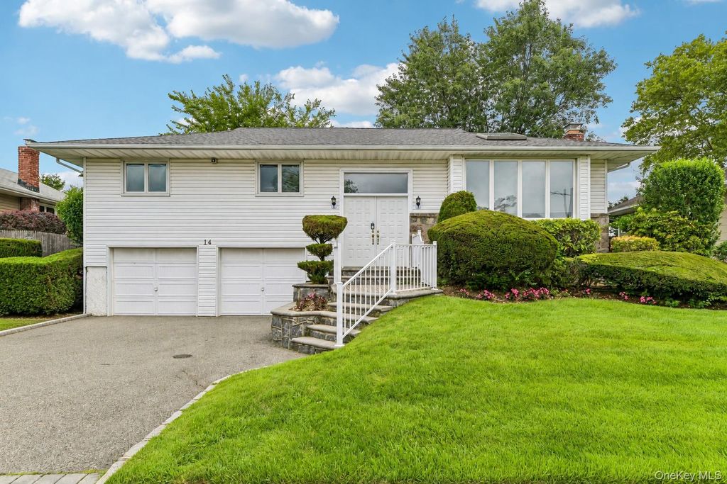 14 Gloria Place, Plainview, NY 11803