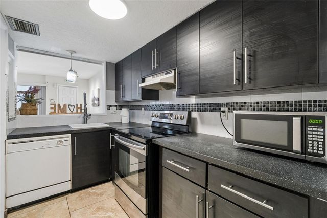 3841 S LAKE DRIVE 197, Tampa, FL 33614