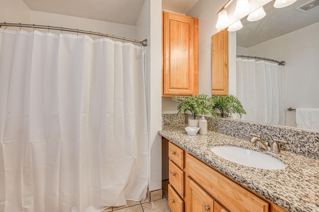 Image 18 of property listing at 3365 E Ashlan Avenue, Fresno, CA 93726