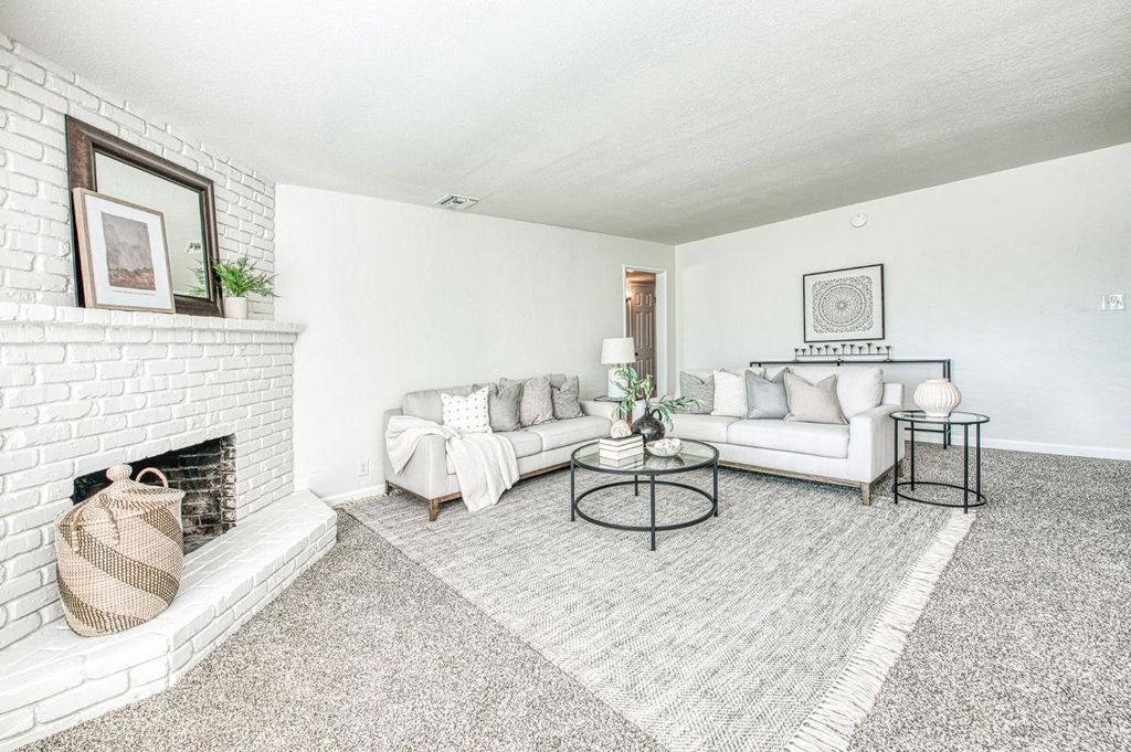 Image 4 of property listing at 3365 E Ashlan Avenue, Fresno, CA 93726