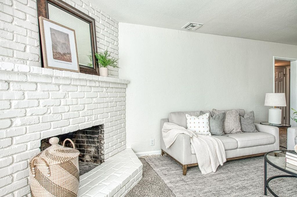 Image 5 of property listing at 3365 E Ashlan Avenue, Fresno, CA 93726